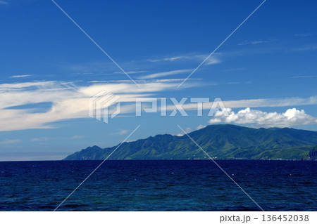 海から見た雲のある風景 136452038
