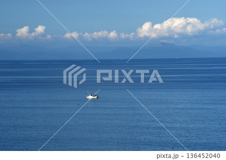 夏の海に浮かぶ船 136452040