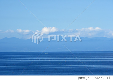 渡島半島から胆振の山々を望む 136452041