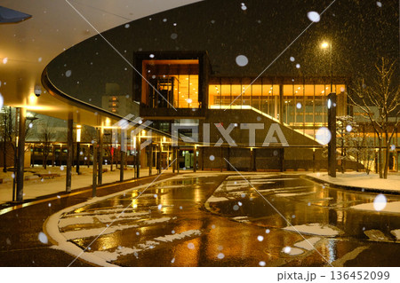 冬のJR高山駅西口(白山口)の雪が舞う夜景 飛騨高山 冬のJR高山駅西口(白山口)の雪が舞う夜景 飛騨高山 136452099