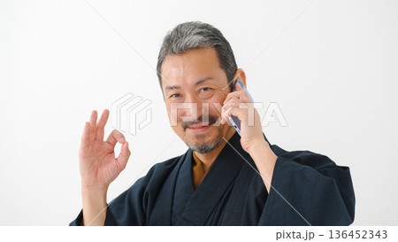 着物を着た男性　スマートフォン　スマホ 136452343