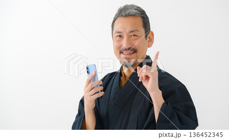 着物を着た男性　スマートフォン　スマホ 136452345