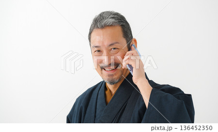 着物を着た男性 スマートフォン スマホ 着物を着た男性 スマートフォン スマホ 136452350