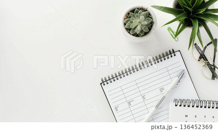 白い紙の上に置いたペン 136452369