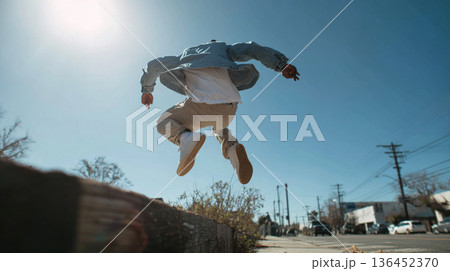 ジャンプする男の子 136452370