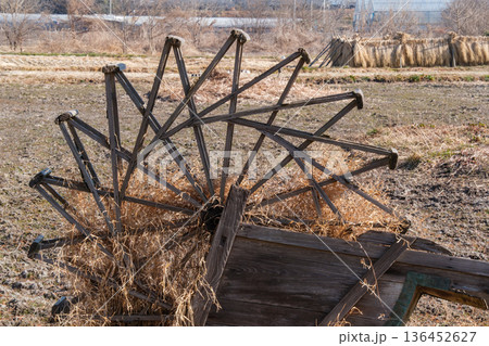 田んぼの冬景色 136452627