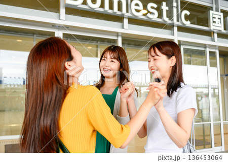 空港で再会する友人たち ■撮影協力：関西国際空港（KIX） 136453064