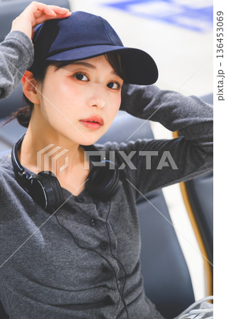 キャップとヘッドホンでリラックス ■撮影協力:関西国際空港(KIX) キャップとヘッドホンでリラックス ■撮影協力:関西国際空港(KIX) 136453069