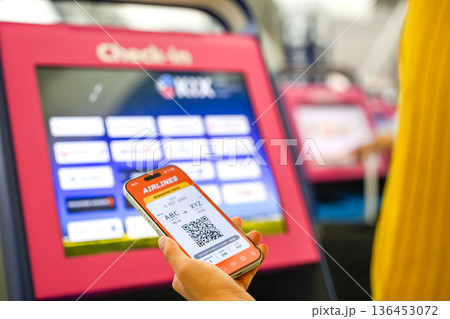スマホで自動チェックイン ■撮影協力：関西国際空港（KIX） 136453072