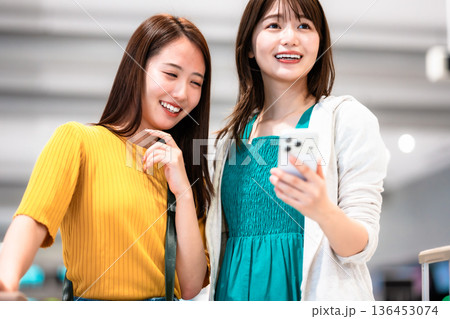 空港でスマホを見る友人 ■撮影協力:関西国際空港(KIX) 空港でスマホを見る友人 ■撮影協力:関西国際空港(KIX) 136453074
