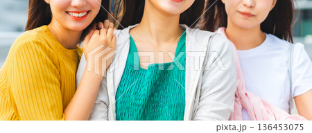 友人との旅行の喜び ■撮影協力：関西国際空港（KIX） 136453075