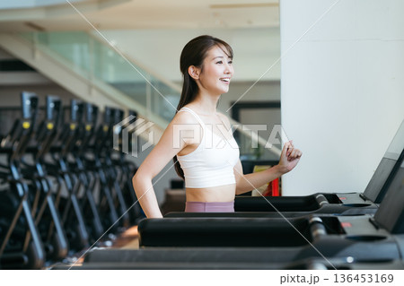 スポーツジムでトレーニングする若い女性 スポーツジムでトレーニングする若い女性 136453169