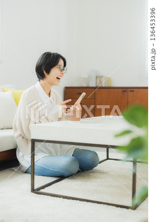リビングでスマホを見る女性 リビングでスマホを見る女性 136453396