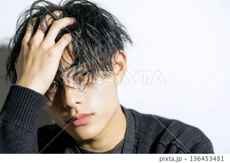 黒髪のイケメン男性 136453481