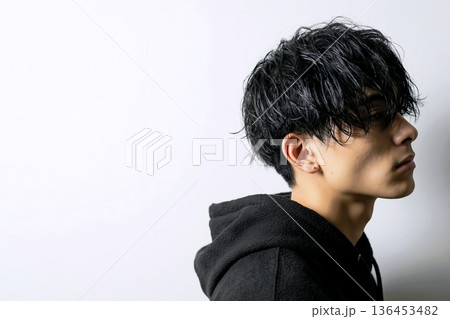 黒髪のイケメン男性 136453482