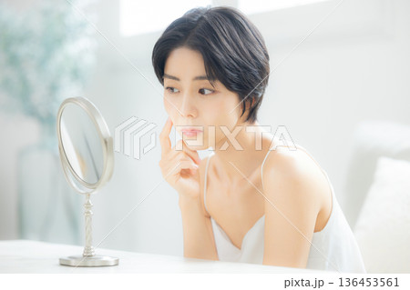 若い女性のスキンケア 若い女性のスキンケア 136453561