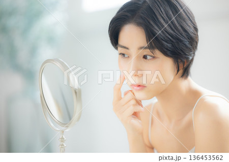 若い女性のスキンケア 若い女性のスキンケア 136453562