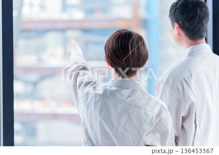 建設現場を眺める作業員 建設現場を眺める作業員 136453567