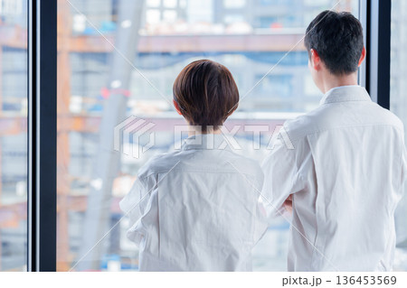 建設現場を眺める作業員 136453569