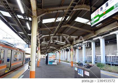 東海道本線熱海駅のプラットホームと浜松行き列車 東海道本線熱海駅のプラットホームと浜松行き列車 136453572