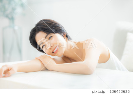 若い女性のスキンケア 若い女性のスキンケア 136453626