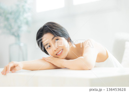 若い女性のスキンケア　　  　　　 136453628