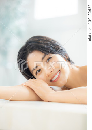 若い女性のスキンケア　　  　　　 136453629