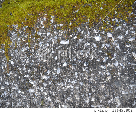 経年劣化した苔と石の背景素材 136453902