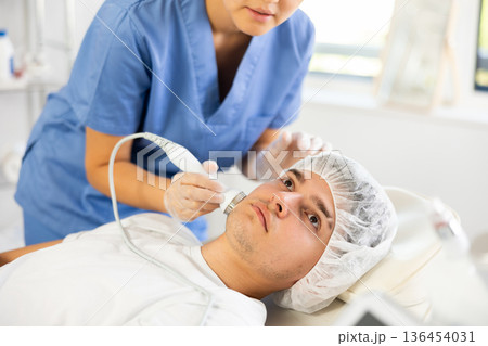 cosmetic doctor utilizes Ultrasonic Import cosmetic doctor utilizes Ultrasonic Import 136454031