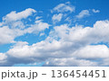 青空と白い雲 136454451
