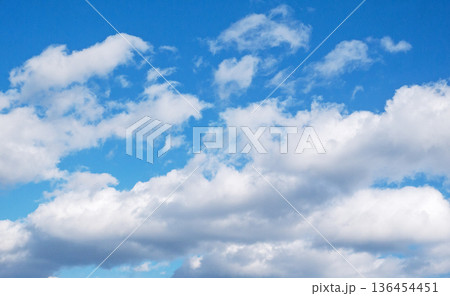 青空と白い雲 青空と白い雲 136454451