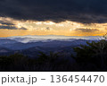 夕暮れ前の山々 136454470