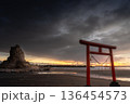 日の出前の神秘の海岸 136454573