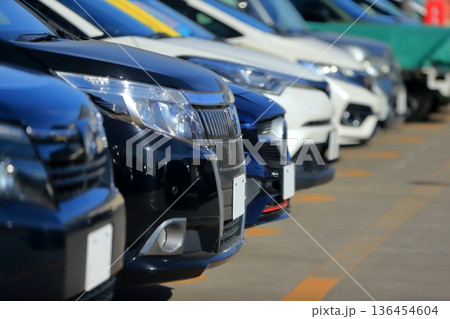 駐車場に並んだ乗用車　イメージ 136454604