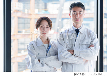 腕組みをする作業員のポートレート 腕組みをする作業員のポートレート 136454610