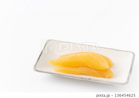 白背景にお皿に載せた味付け数の子 136454625