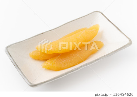 白背景にお皿に載せた味付け数の子 白背景にお皿に載せた味付け数の子 136454626