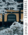 雪が積もったお寺の境内 136454641
