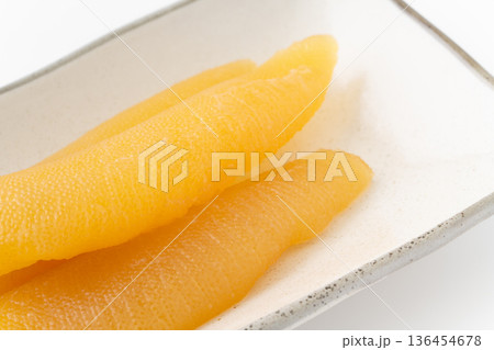 お皿に載せた味付け数の子のクローズアップ 136454678