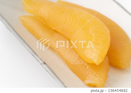 お皿に載せた味付け数の子のクローズアップ 136454682