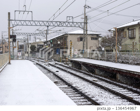 雪が降る鉄道の駅 雪が降る鉄道の駅 136454967