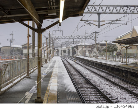 雪が降る鉄道の駅 雪が降る鉄道の駅 136454968