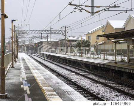 雪が降る鉄道の駅 雪が降る鉄道の駅 136454969