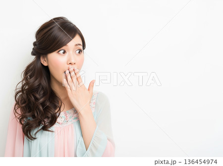 ビックリする若い女性(白背景) 136454974