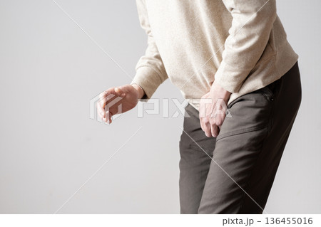 トイレが近いミドル男性　頻尿　尿意　尿漏れ　ボディパーツ 136455016