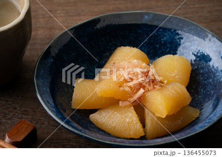 小鉢に盛りつけた味付け数の子 136455073