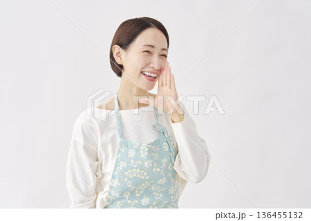 エプロンを着た女性 応援 白背景 右向き エプロンを着た女性 応援 白背景 右向き 136455132
