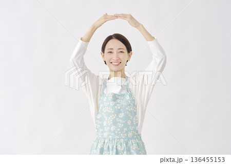 エプロンをつけた女性　丸印のジェスチャー　白背景 136455153
