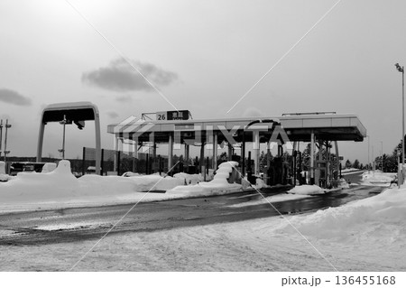 雪が積もった1月の高速道路「恵庭料金場」白黒 136455168