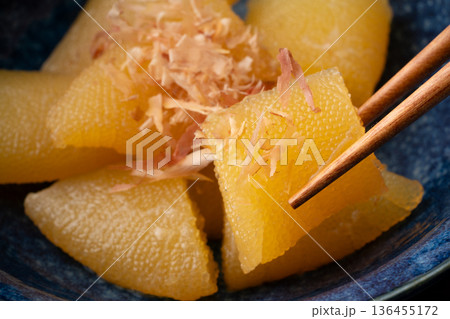 美味しそうな味付け数の子のクローズアップ 136455172